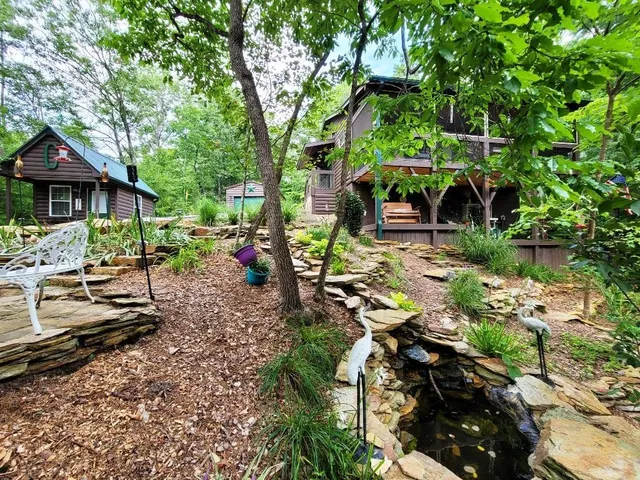 a view of yard with green space