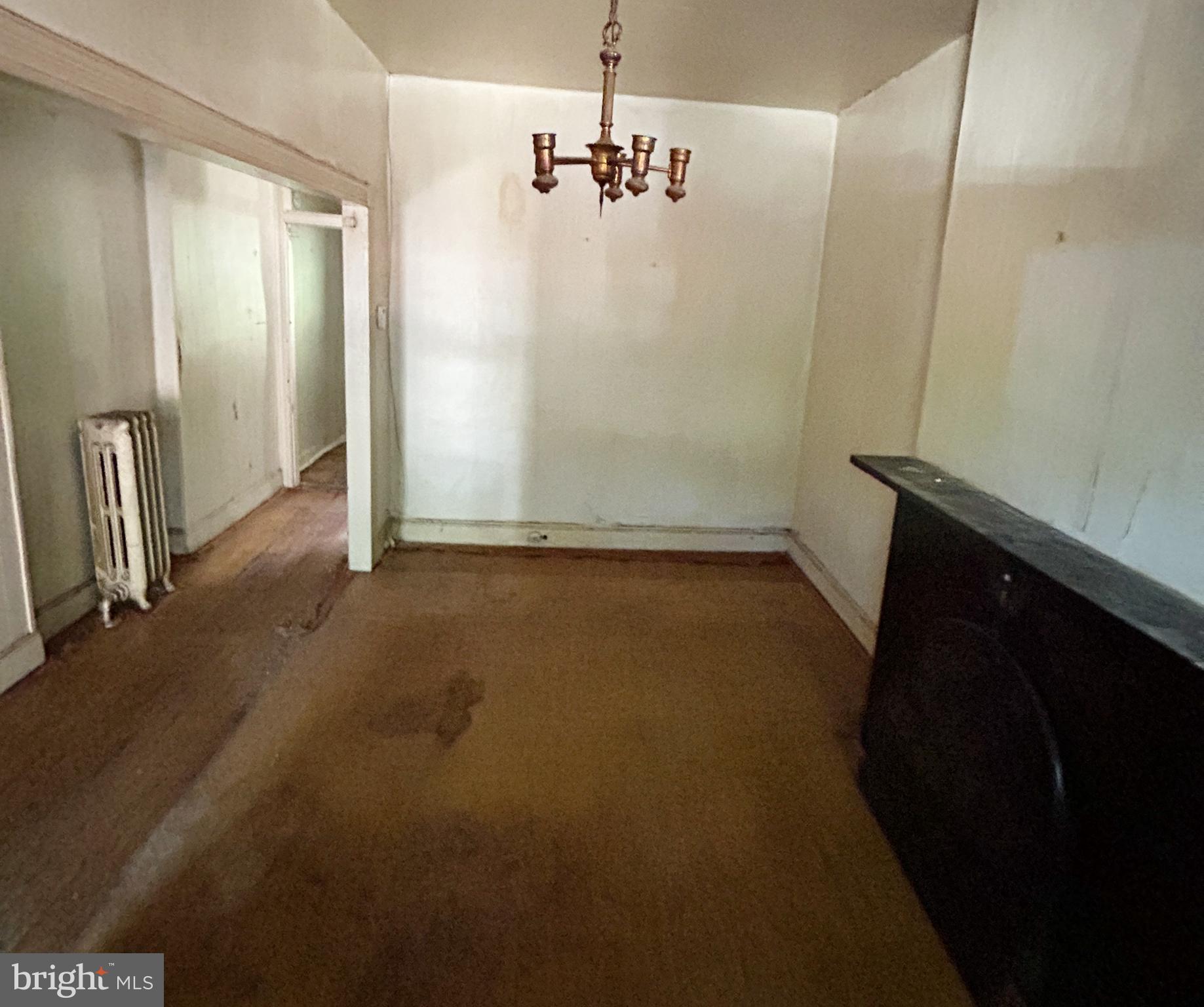 2123 West Lexington Street Baltimore, MD 21223 - Photo 6 of 16 Living room