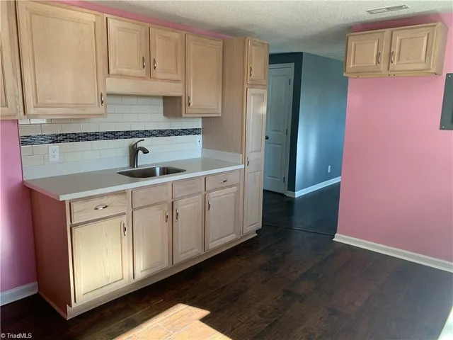 $1,000 | 1509 East Commerce Avenue, High Point, NC 27260