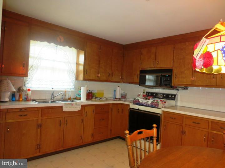 627 Melvin Road Telford, PA 18969 - Photo 5 of 13 Kitchen