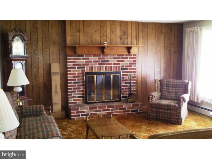 627 Melvin Road Telford, PA 18969 - Photo 7 of 13 Living Room