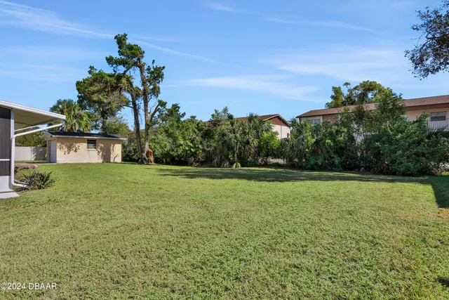 a view of a yard with a house