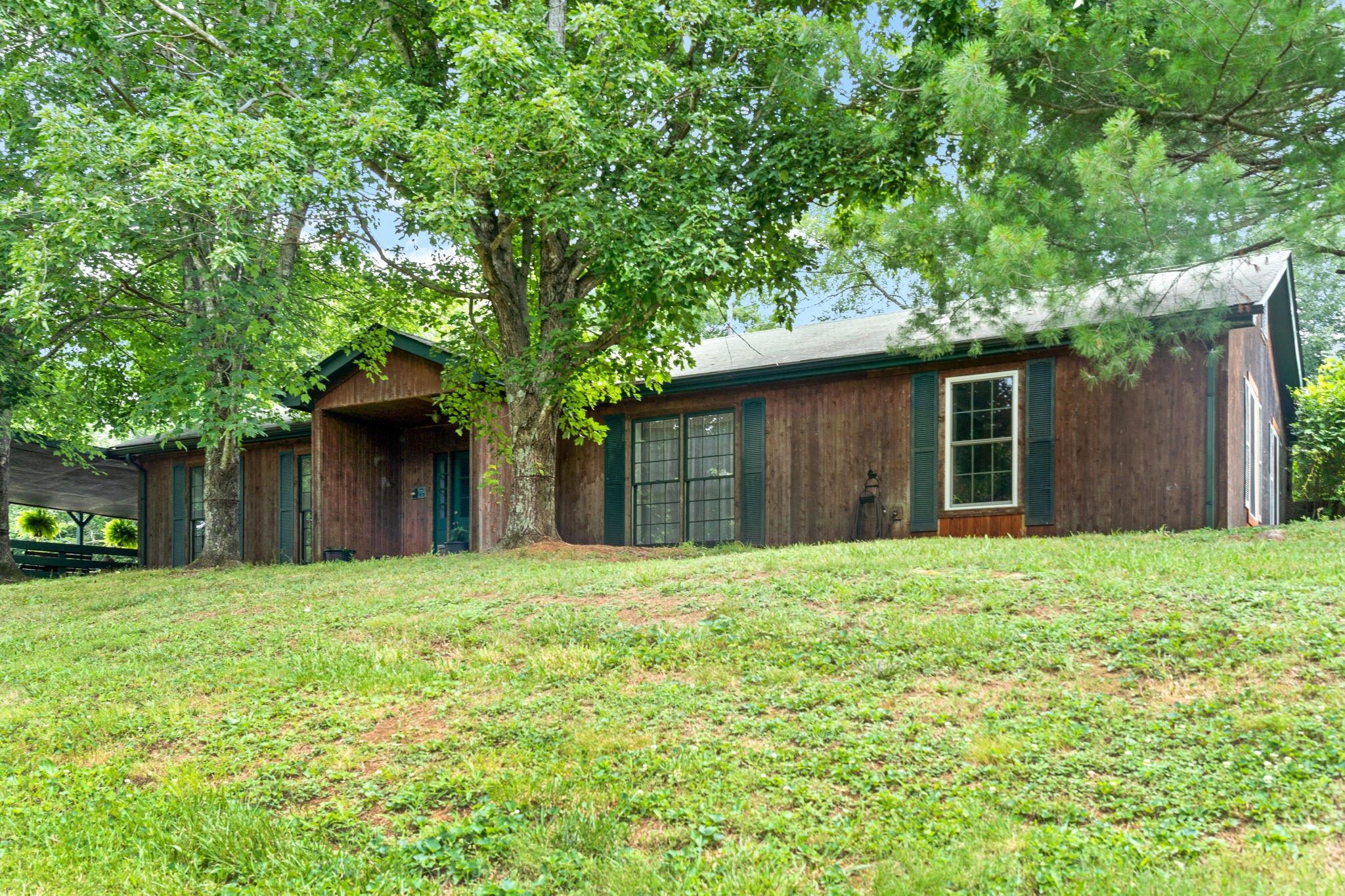 1040 Sensing Road Charlotte, TN 37036 - Photo 14 of 41 a house with trees in the background
