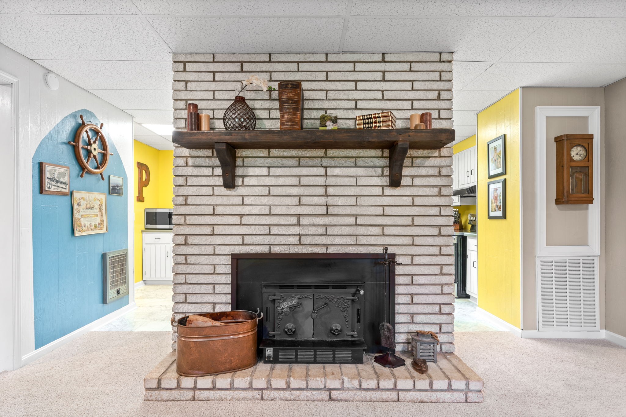 1040 Sensing Road Charlotte, TN 37036 - Photo 24 of 41 a living room with fireplace