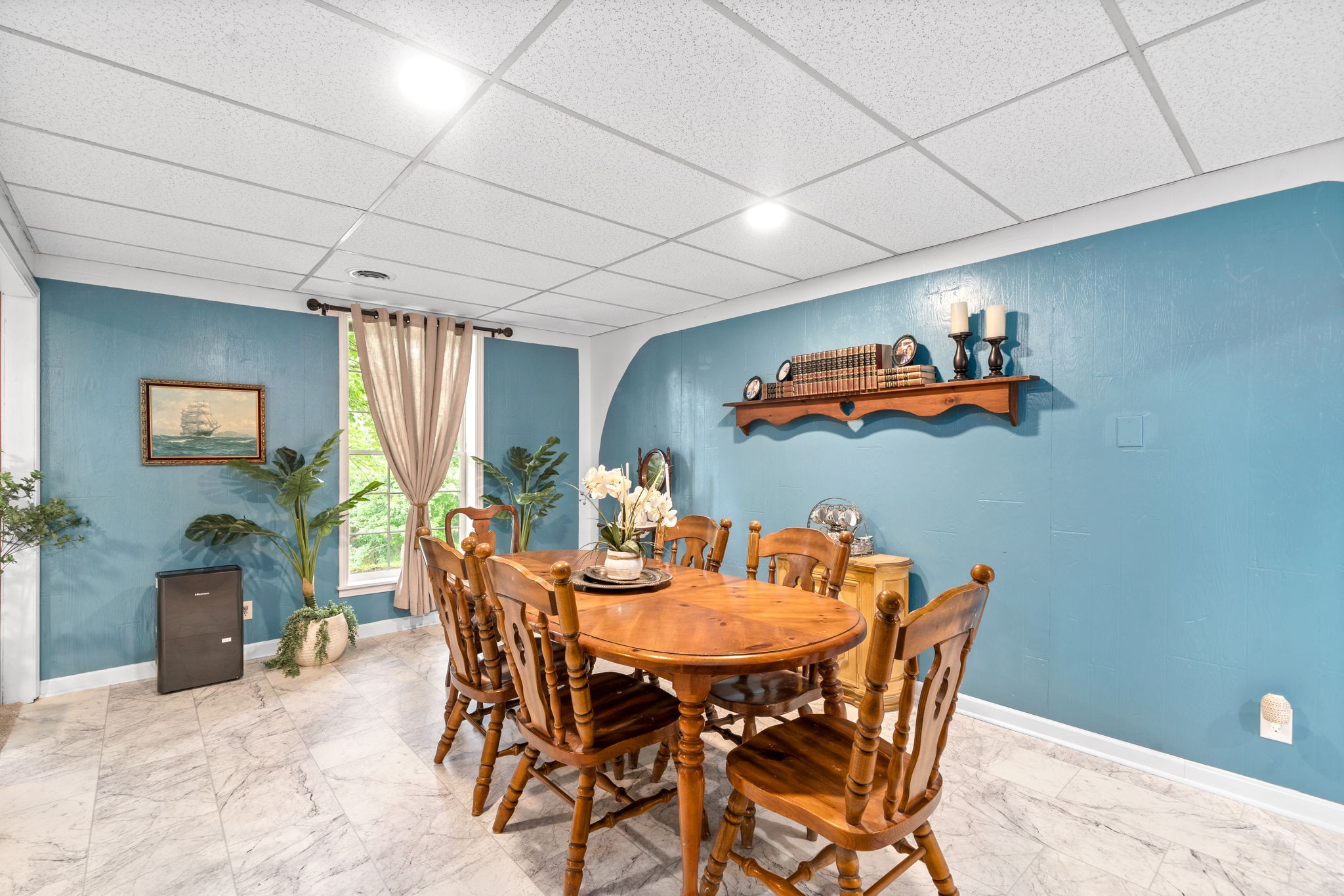 1040 Sensing Road Charlotte, TN 37036 - Photo 27 of 41 a dining room with furniture and window