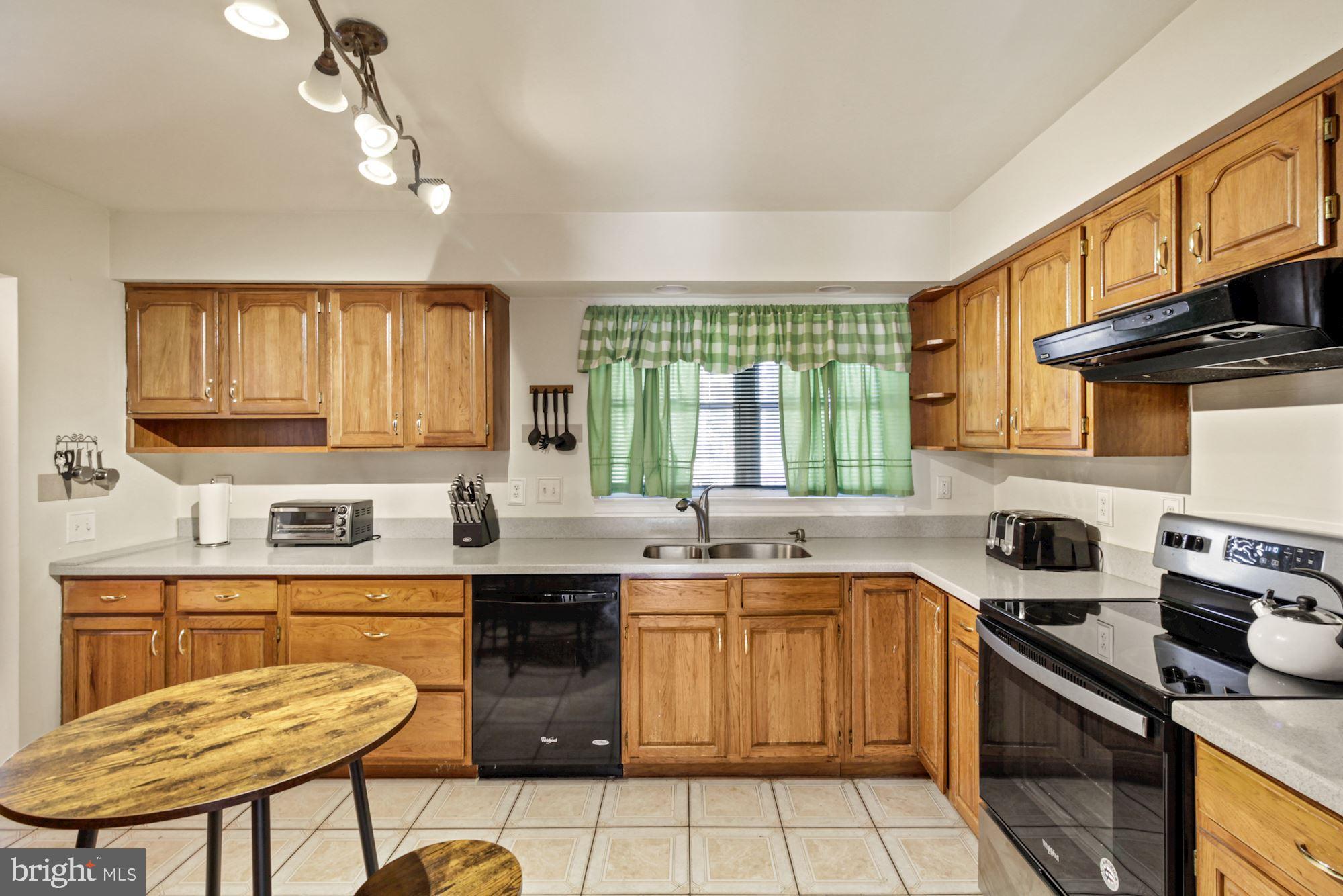 10212 Snowden Road Laurel, MD 20708 - Photo 14 of 43 Oak Kitchen Cabinetry
