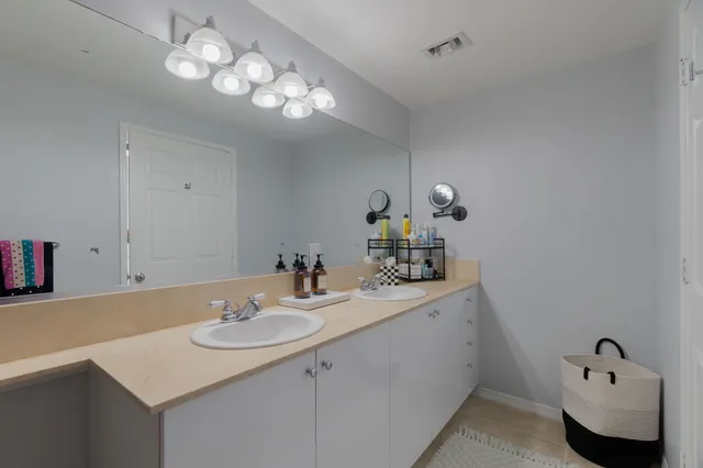 $379,000 | 804 East Windward Way, Unit 307, Lantana, FL 33462