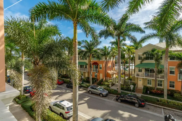 $379,000 | 804 East Windward Way, Unit 307, Lantana, FL 33462