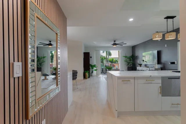 $379,000 | 804 East Windward Way, Unit 307, Lantana, FL 33462