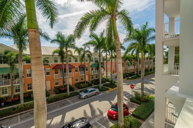$379,000 | 804 East Windward Way, Unit 307, Lantana, FL 33462