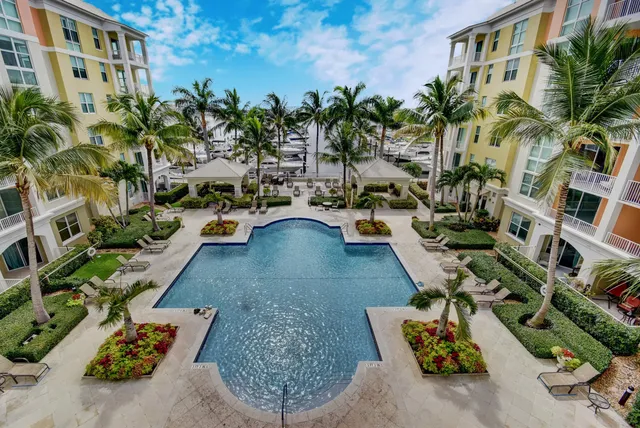 $379,000 | 804 East Windward Way, Unit 307, Lantana, FL 33462