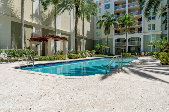 $379,000 | 804 East Windward Way, Unit 307, Lantana, FL 33462