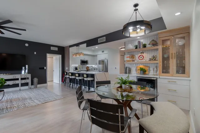 $379,000 | 804 East Windward Way, Unit 307, Lantana, FL 33462