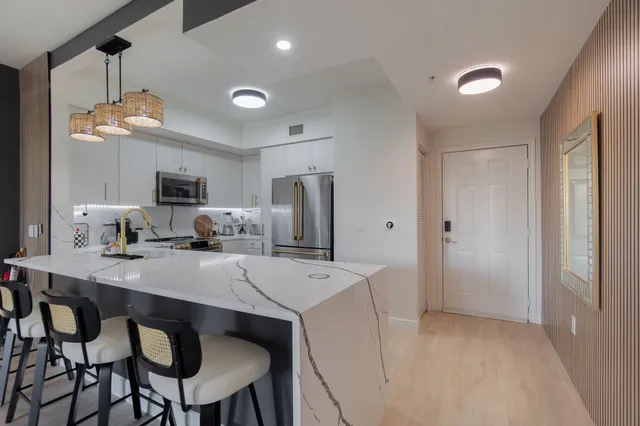 $379,000 | 804 East Windward Way, Unit 307, Lantana, FL 33462