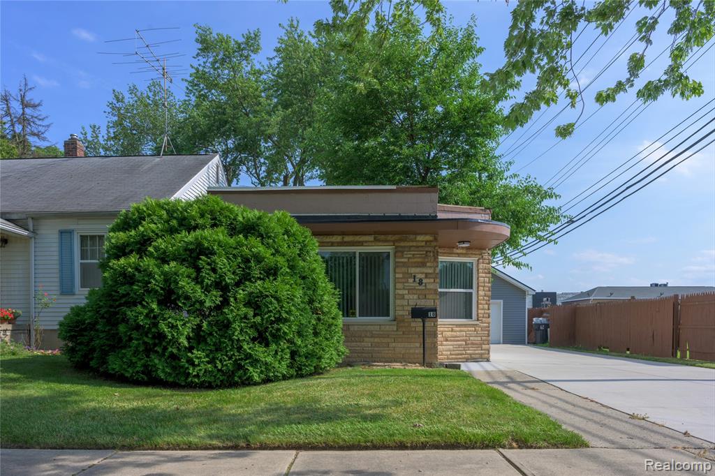 18 East Rutgers Avenue Pontiac, MI 48340 - Photo 2 of 19