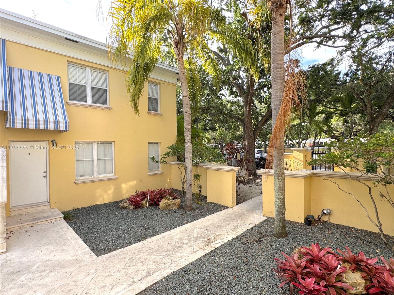 3375 Franklin Avenue, Unit D Miami, FL 33133 - Photo 31 of 33 a view of a backyard of the house
