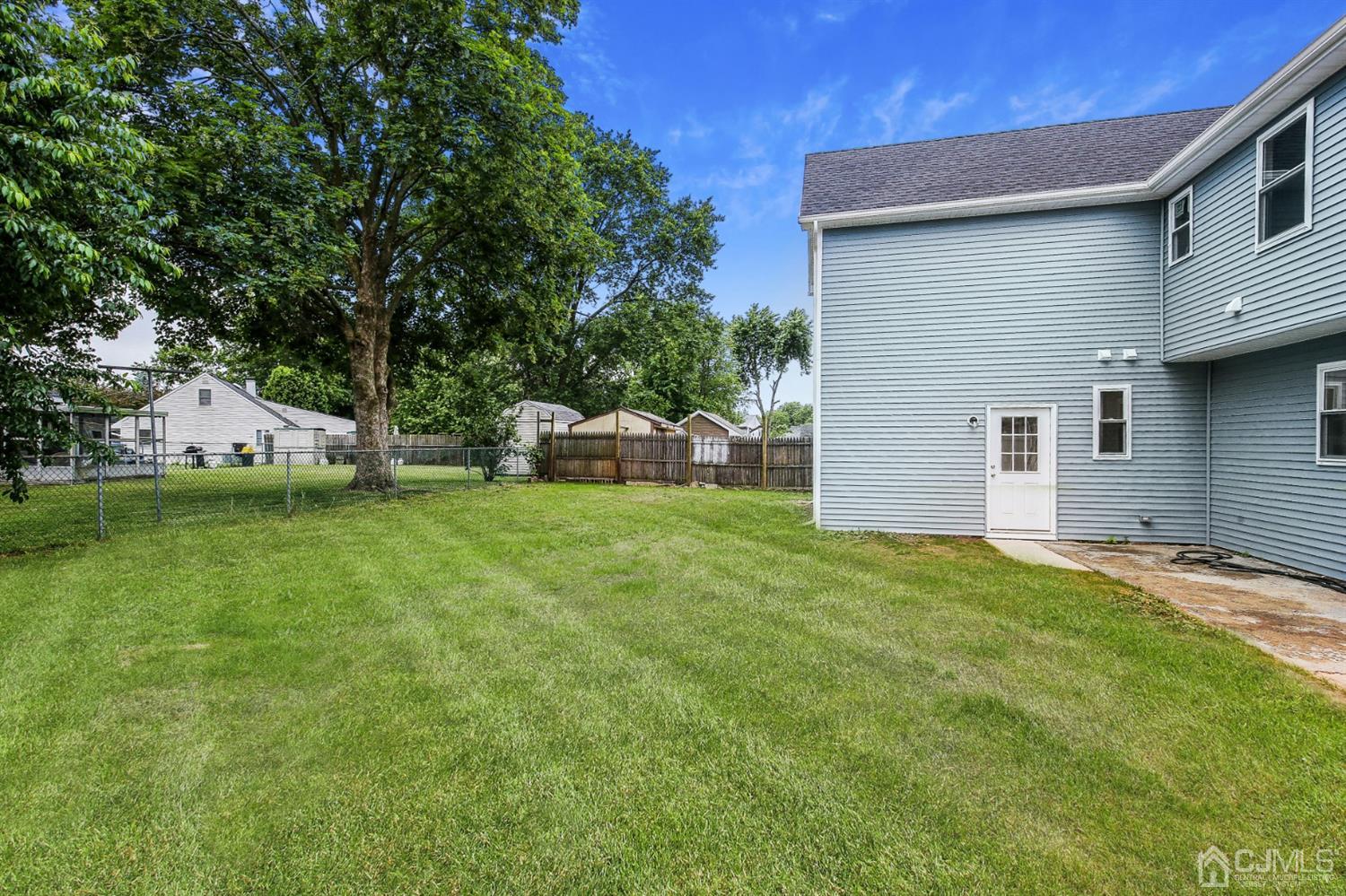 9 Markham Road Edison, NJ 08817 - Photo 6 of 28 a view of a house with backyard and sitting area