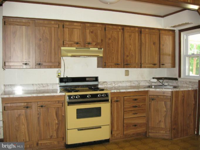 349 Leeanne Road Essex, MD 21221 - Photo 10 of 21 Bright & Open Kitchen