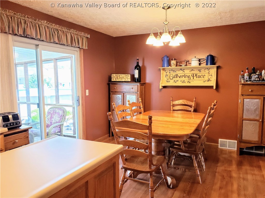 35 Warwick Road Point Pleasant, WV 25550 - Photo 11 of 32 Dining Area