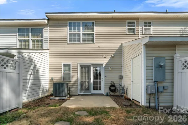 a view of a house with backyard