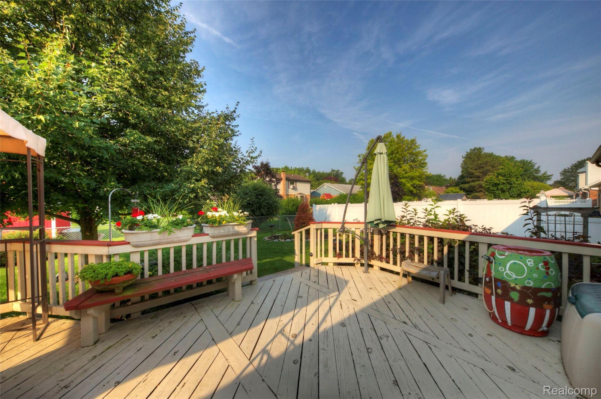 45133 Rector Drive Canton, MI 48188 - Photo 34 of 36 34 Deck.jpg