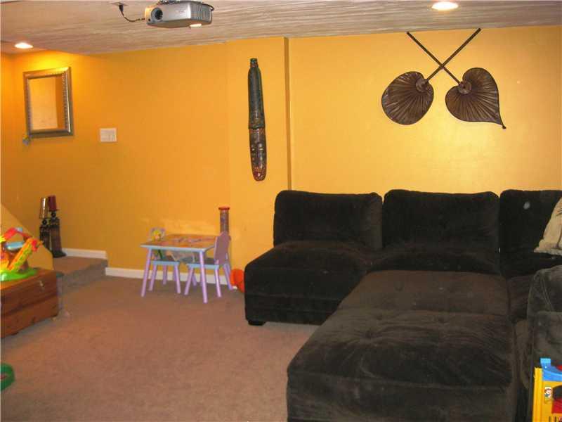 31 Robert Drive McKees Rocks, PA 15136 - Photo 19 of 25 Family Room.