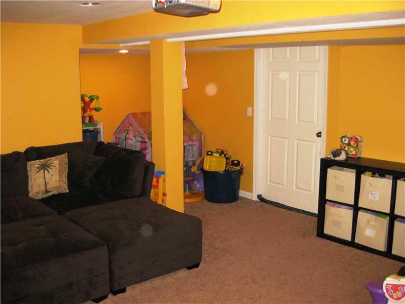 31 Robert Drive McKees Rocks, PA 15136 - Photo 20 of 25 Family Room.