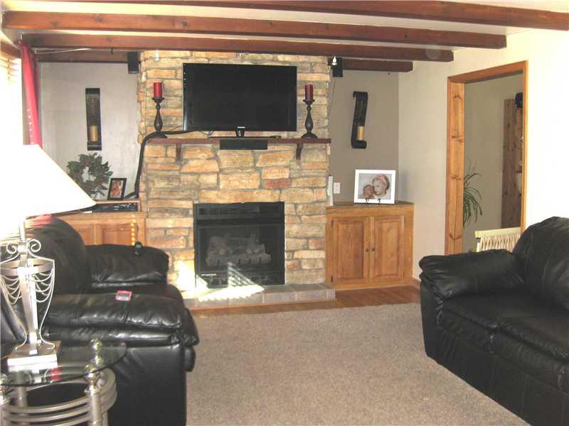 31 Robert Drive McKees Rocks, PA 15136 - Photo 3 of 25 Living Room.