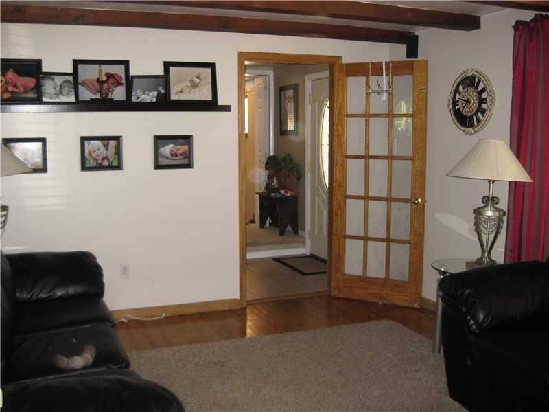 31 Robert Drive McKees Rocks, PA 15136 - Photo 4 of 25 Living Room.