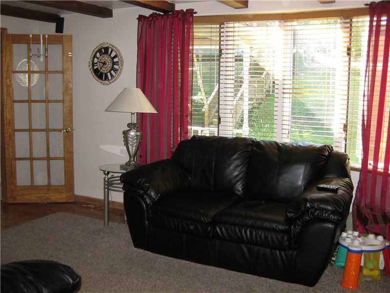 31 Robert Drive McKees Rocks, PA 15136 - Photo 5 of 25 Living Room.