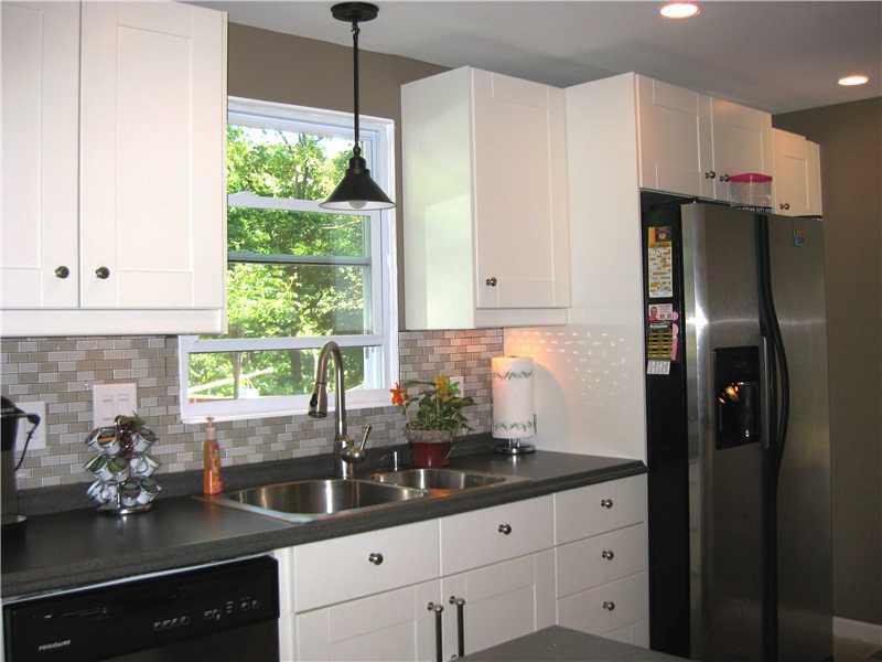 31 Robert Drive McKees Rocks, PA 15136 - Photo 8 of 25 Kitchen.