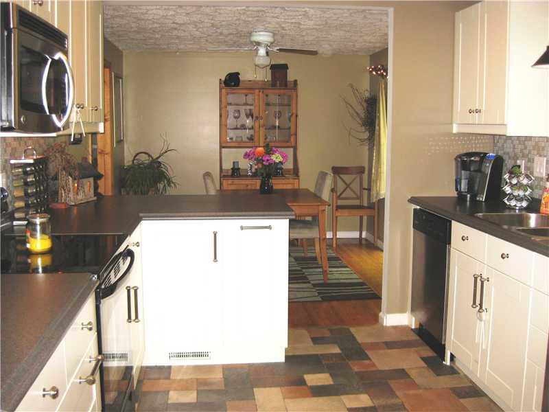 31 Robert Drive McKees Rocks, PA 15136 - Photo 9 of 25 Kitchen.