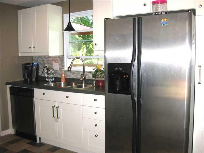 31 Robert Drive McKees Rocks, PA 15136 - Photo 10 of 25 Kitchen.