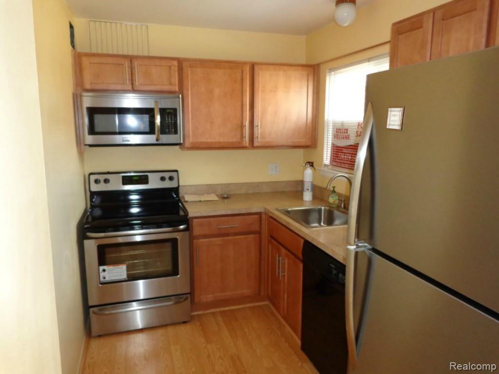 231 North Maple Road Saline, MI 48176 - Photo 2 of 15 maple kitchen (Large).jpg