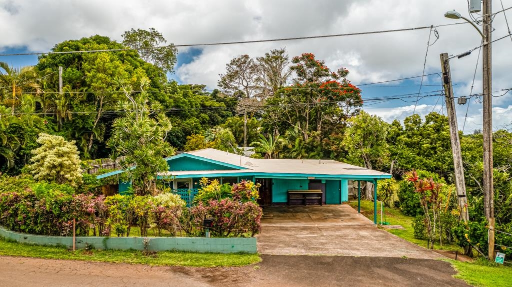 720 Mopua Street Haiku, HI 96708 - Photo 3 of 22 a view of a garden