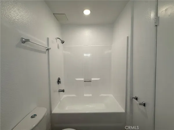 $2,695 | 221 West Elm Avenue, Unit L, Burbank, CA 91502