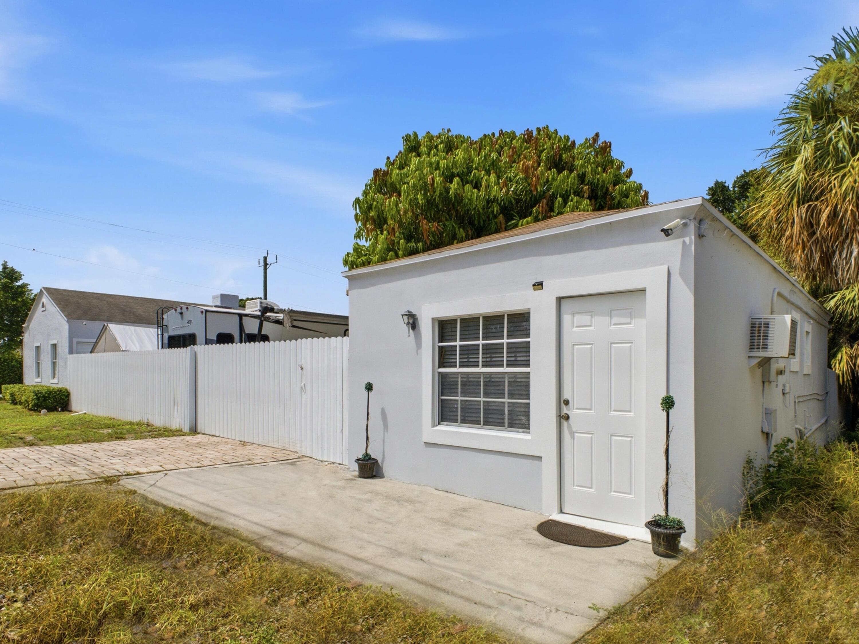801 Hampton Road West Palm Beach, FL 33405 - Photo 3 of 28 Front Lake Ave (Unit 3)