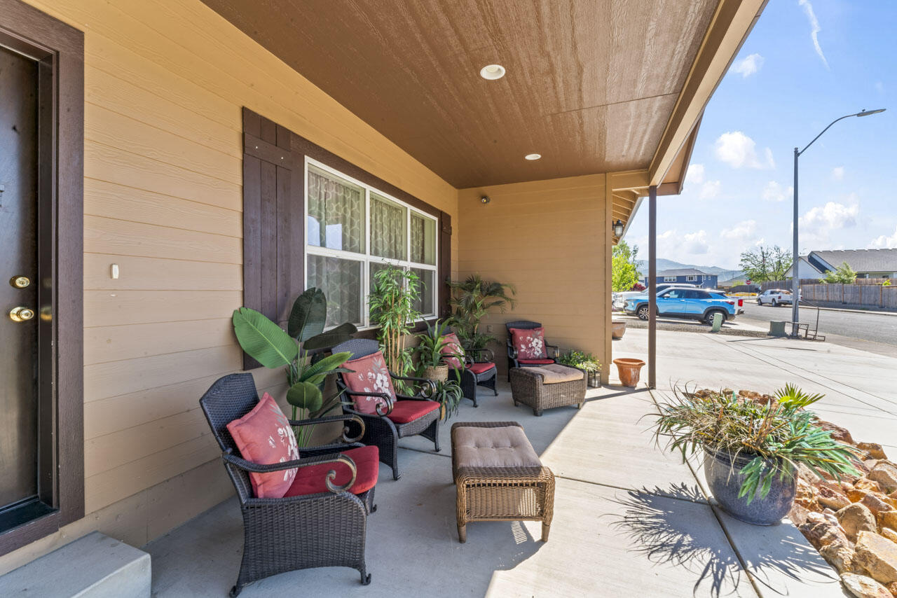 412 Barnum Drive Phoenix, OR 97535 - Photo 2 of 34 Front Porch