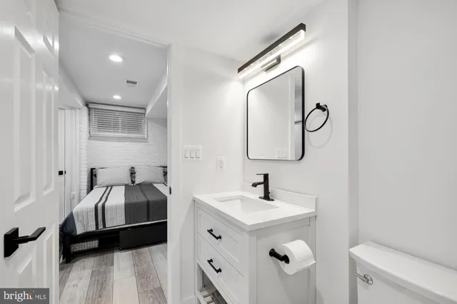 a en suite bathroom with a double vanity sink and a mirror