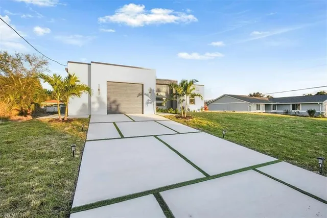 a view of an outdoor space