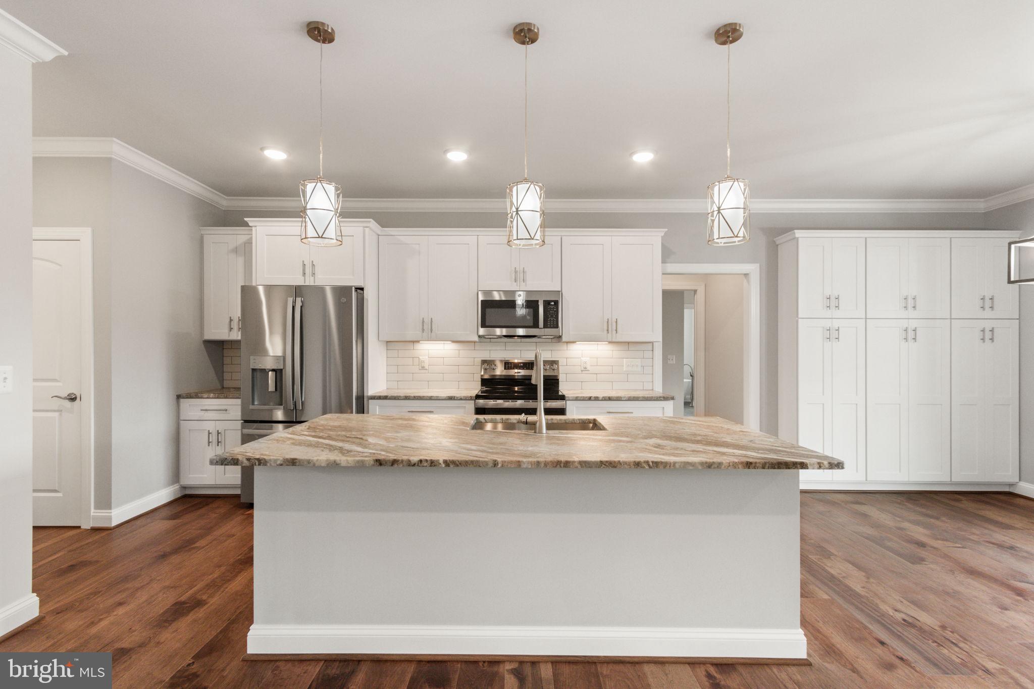 2012 Dozer Lane Catlett, VA 20119 - Photo 31 of 92 Large 7 ft Island and Pendant Lighting