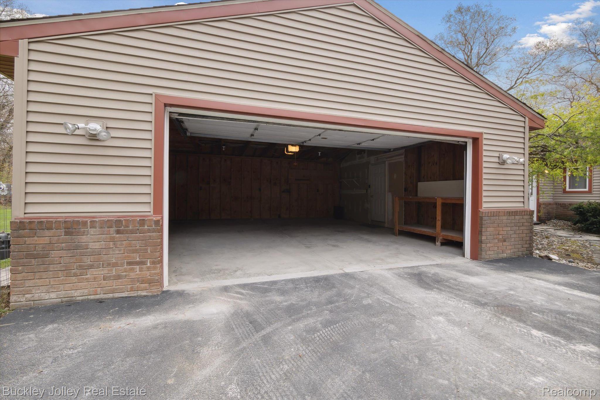 2075 Corlett Road Brighton, MI 48114 - Photo 25 of 28 Garage is Attached