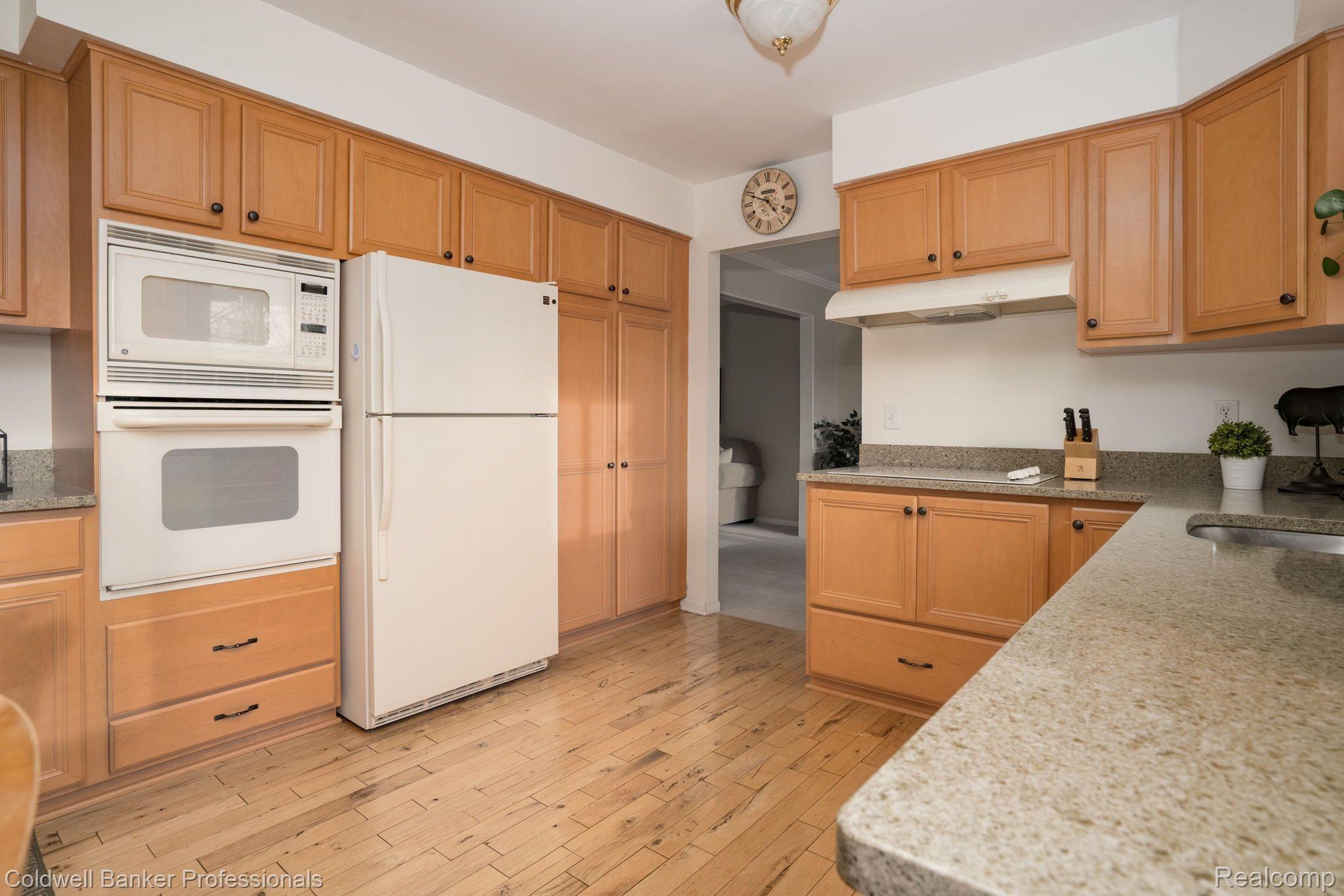 702 Campus Road Rochester, MI 48309 - Photo 13 of 35 Built in Oven & Microwave