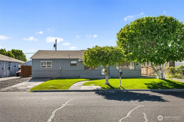 a view of a house with swimming pool and a yard