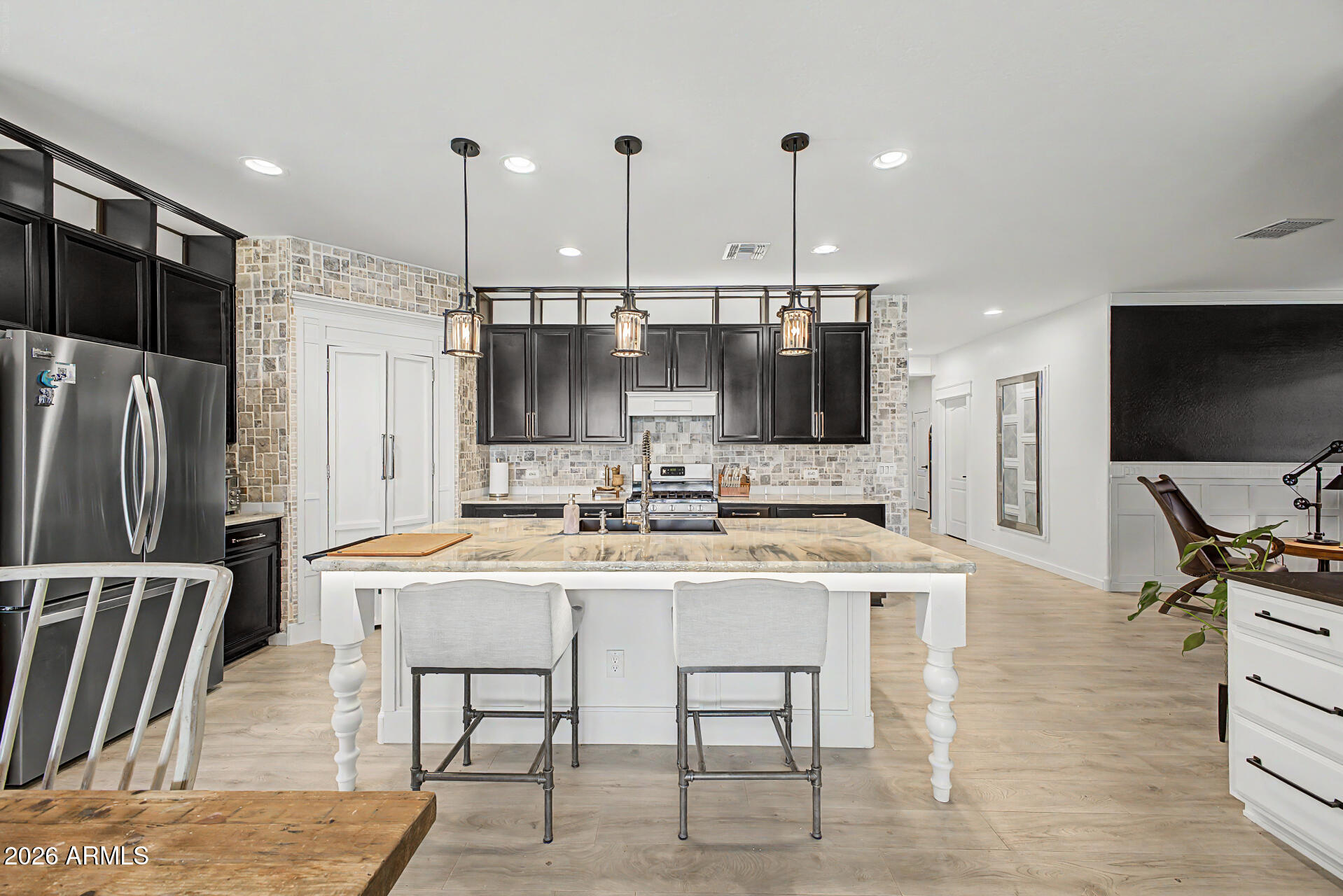 2740 West Apollo Road Phoenix, AZ 85041 - Photo 5 of 27 Breakfast Bar