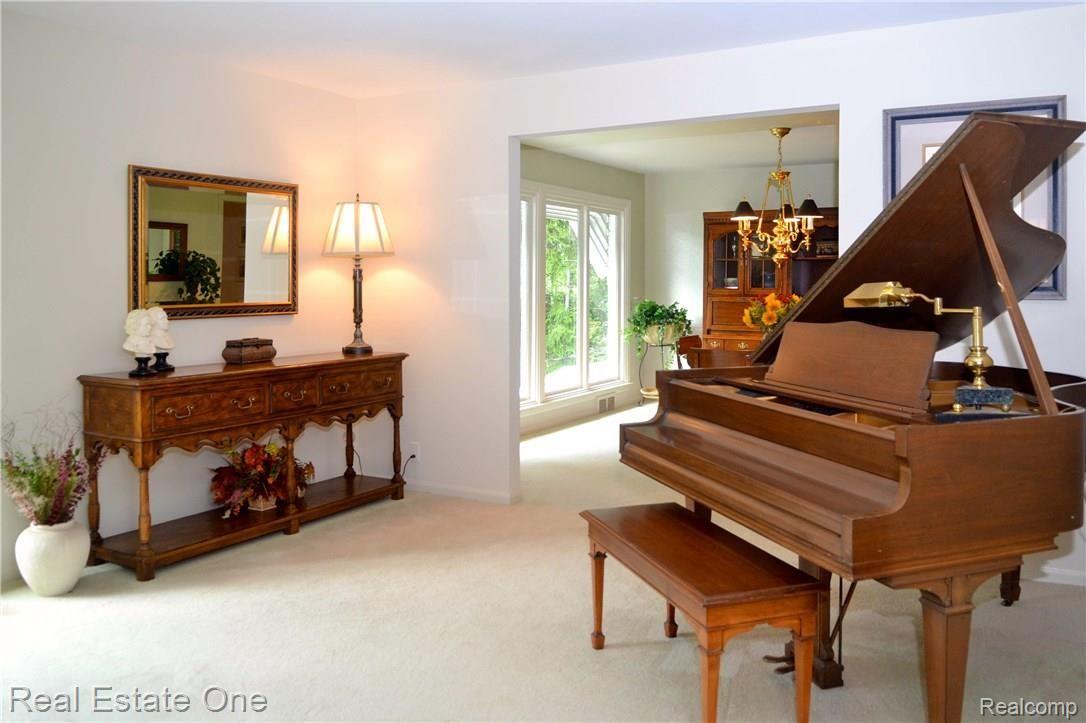 988 Top View Road Bloomfield Hills, MI 48304 - Photo 8 of 22 living room 1.jpg