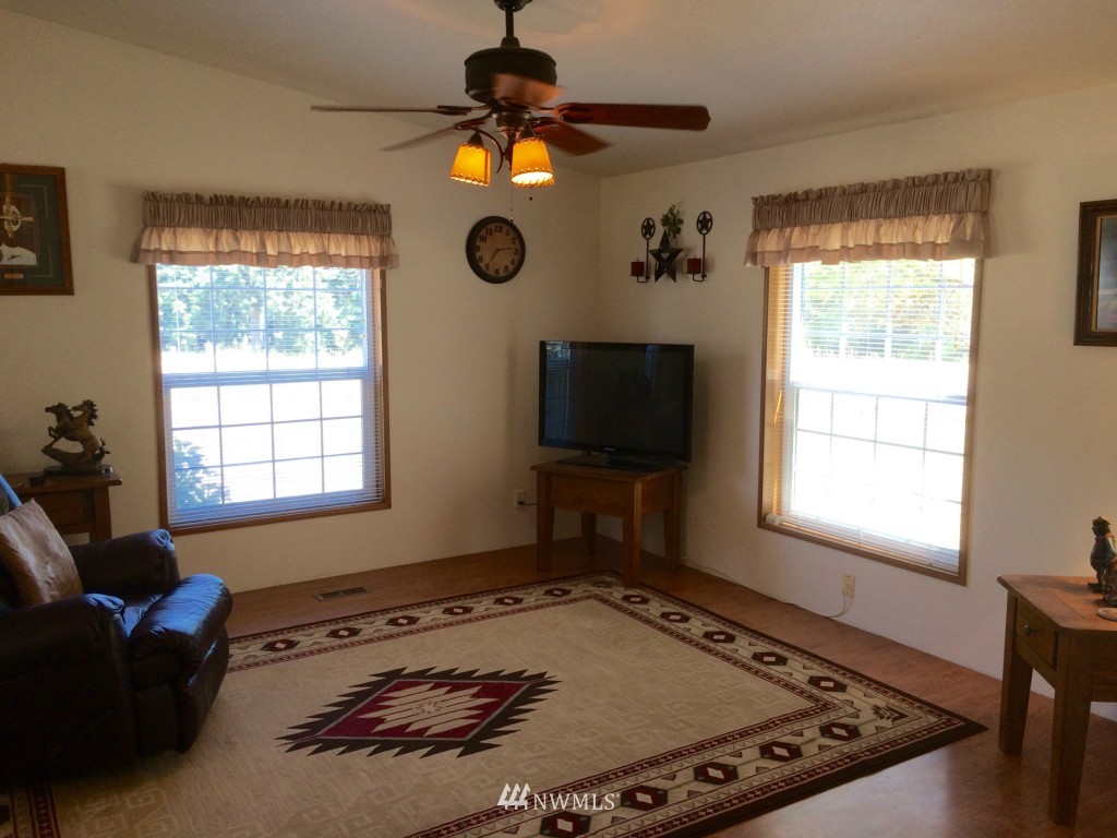 1053 Southwest J H Road Port Orchard, WA 98367 - Photo 12 of 25 Gallery Image 12
