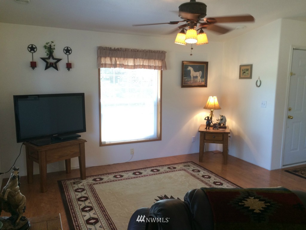1053 Southwest J H Road Port Orchard, WA 98367 - Photo 13 of 25 Gallery Image 13