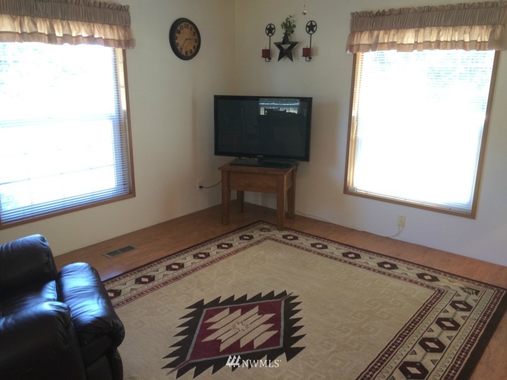 1053 Southwest J H Road Port Orchard, WA 98367 - Photo 14 of 25 Gallery Image 14