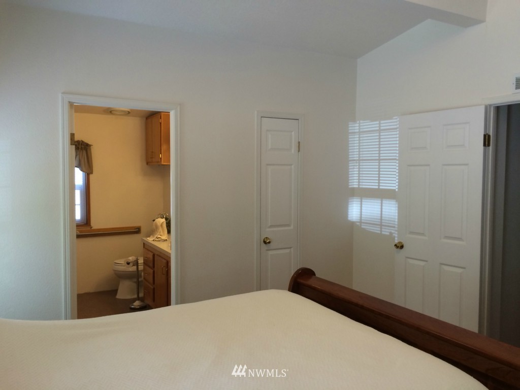 1053 Southwest J H Road Port Orchard, WA 98367 - Photo 22 of 25 Gallery Image 22